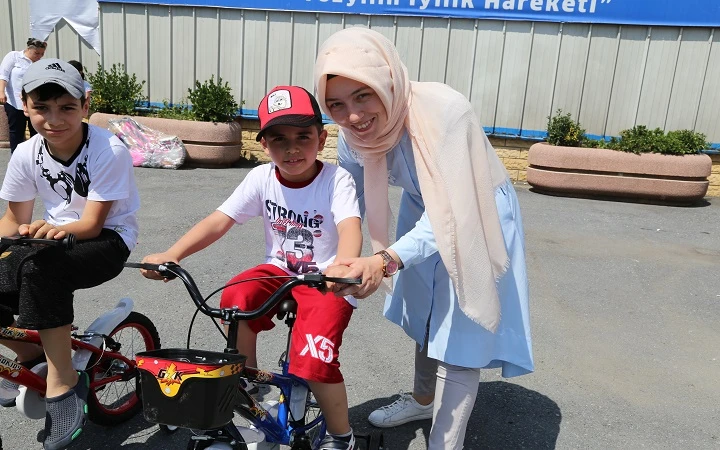 Deniz Feneri'nden 100 yetime bisiklet